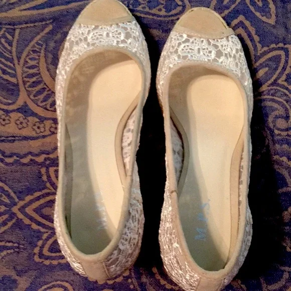 NWOT Ivory Lace Espadrilles - Picture 2 of 3